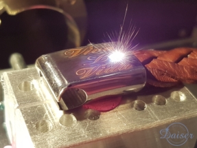Daiser lasergraveren tekst op stalen armband in laser