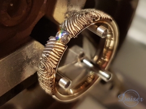 Daiser lasergraveren vingerafdruk op bicolor ring, gouden ring, goud ring, diamant, briljant