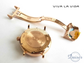 Daiser lasergraveren logo Viva la Vida op achterdeksel en slot IWC horloge